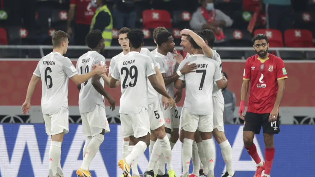 Fotbalisté Bayernu se radují z gólu na MS klubů