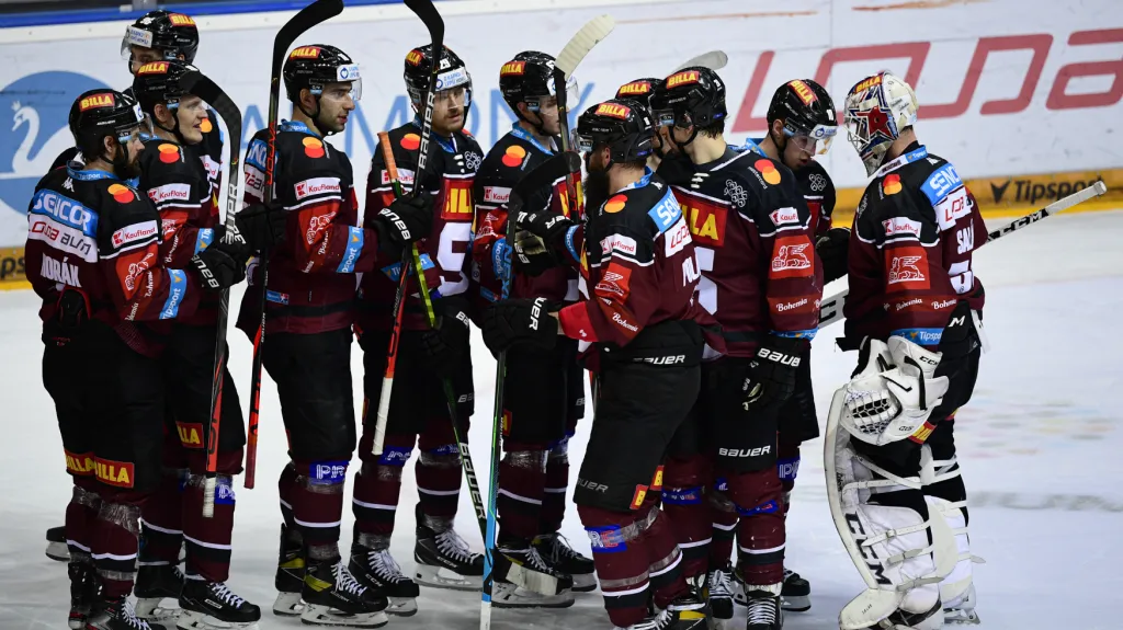 Hokejiisté Sparty se radují z výhry