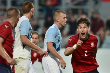 Martin Vitík (vpravo) oslavuje gól v síti Slovinska