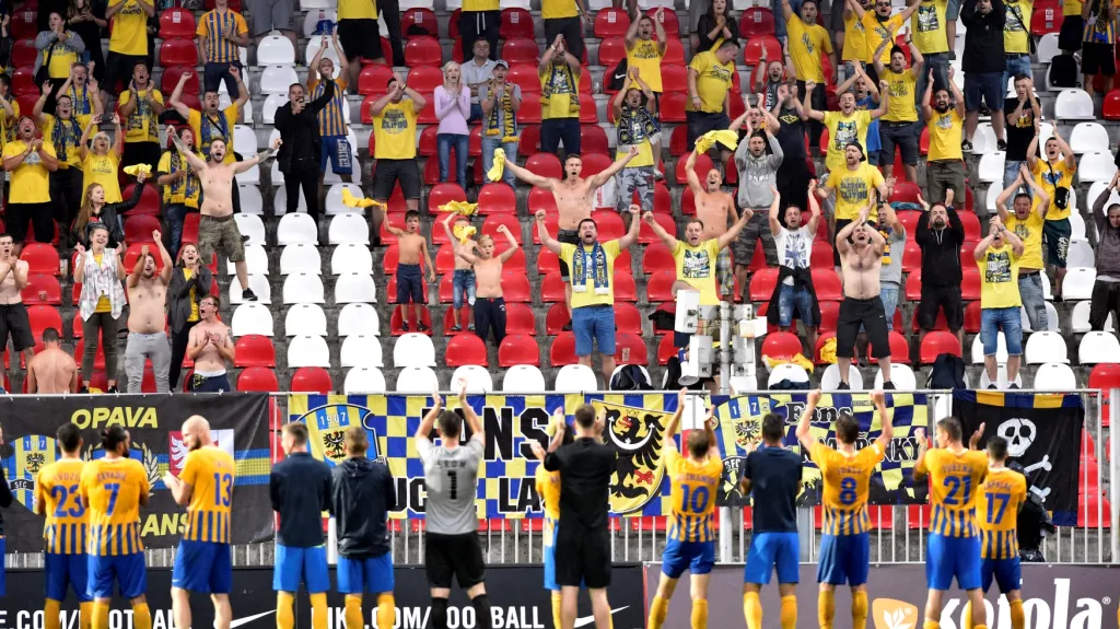 Fotbalisté Opavy se radují po výhře s fanoušky