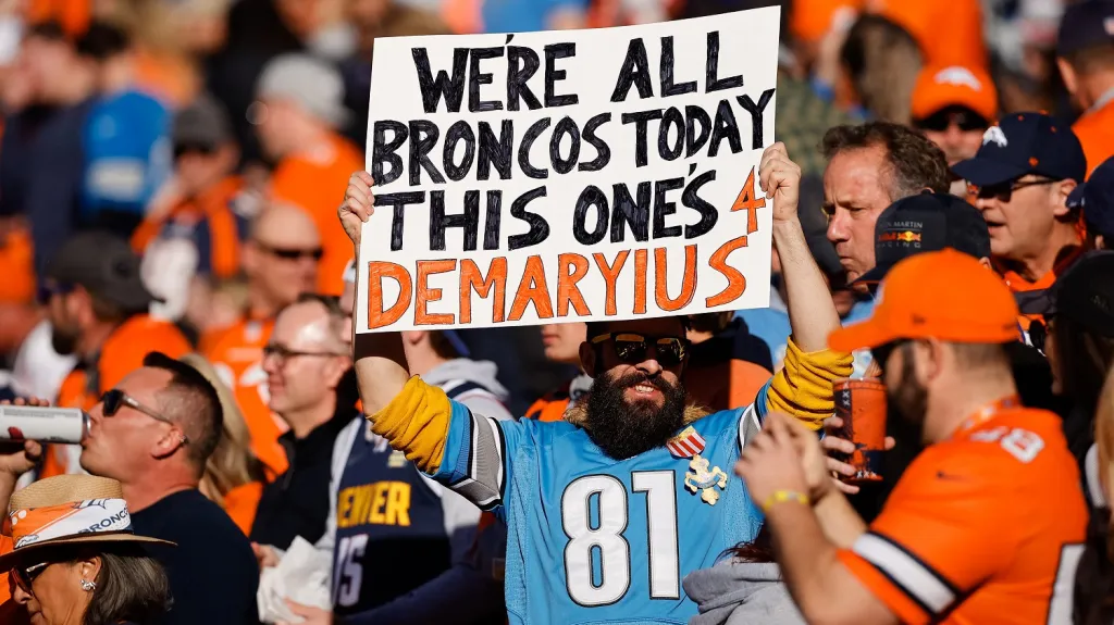 Vzpomínka na Demaryiuse Thomase při utkání Denver - Detroit