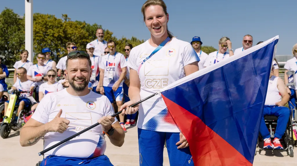 Paralympijští vlajkonoši Kisý a Luxová