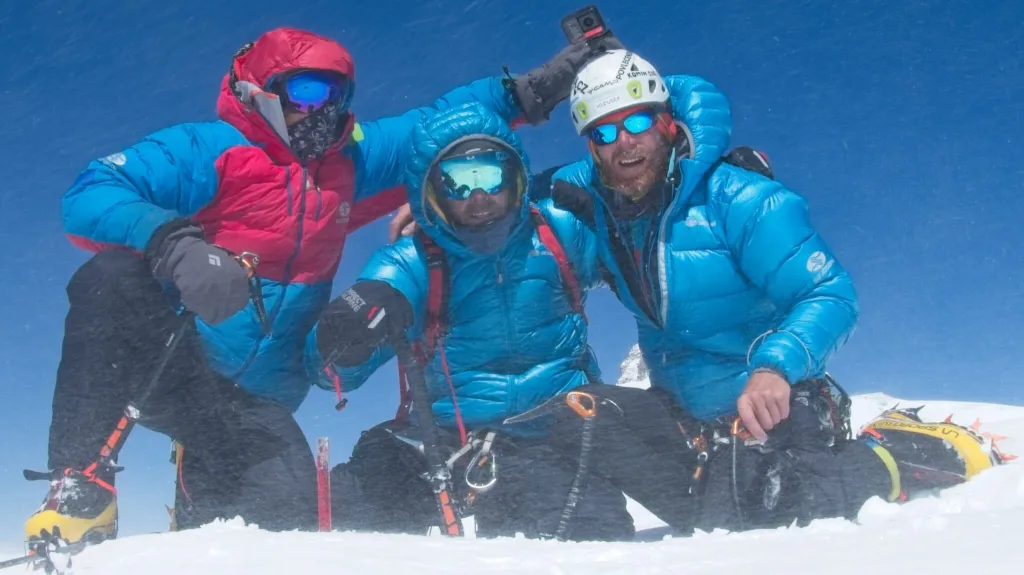 Čeští horolezci na vrcholu Muču Kiš