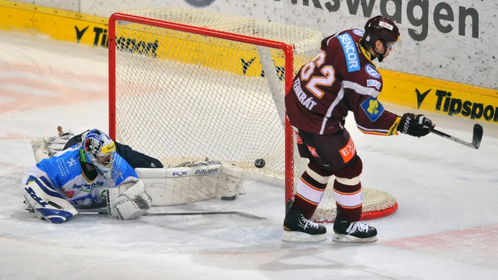 Petr Tenkrát třikrát překonal v nájezdech plzeňského Adama Svobodu