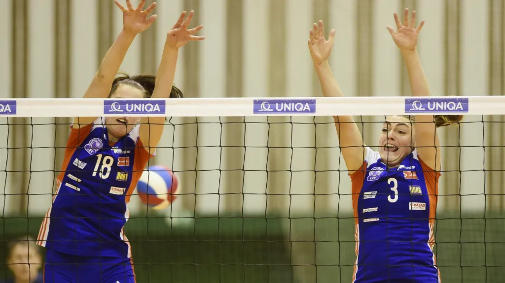 Blok olomouckých volejbalistek Orvošová a Trnková 