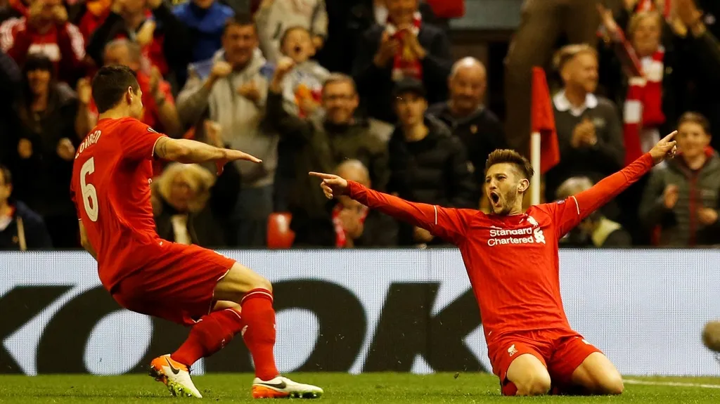 Liverpoolský Adam Lallana se raduje ze vstřelené branky