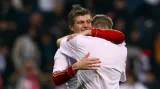 Toni Kroos v objetí s Bastianem Schweinsteigerem