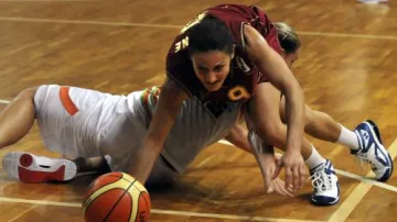 Basketbalistka Brna proti hráčce Benátek