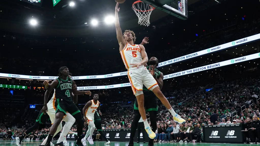 Dyson Daniles z Atlanty dává koš Bostonu