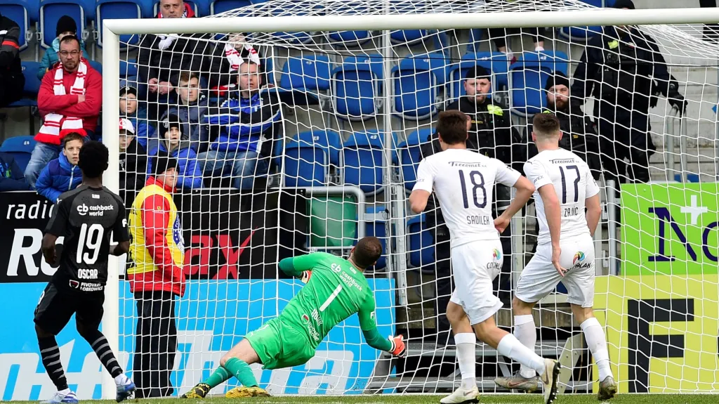 Brankář Ondřej Kolář ze Slavie inkasuje gól na stadionu Slovácka