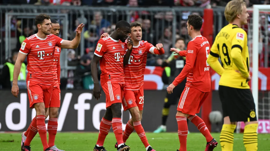 Fotbalisté Bayernu oslavují gól v síti Dortmundu