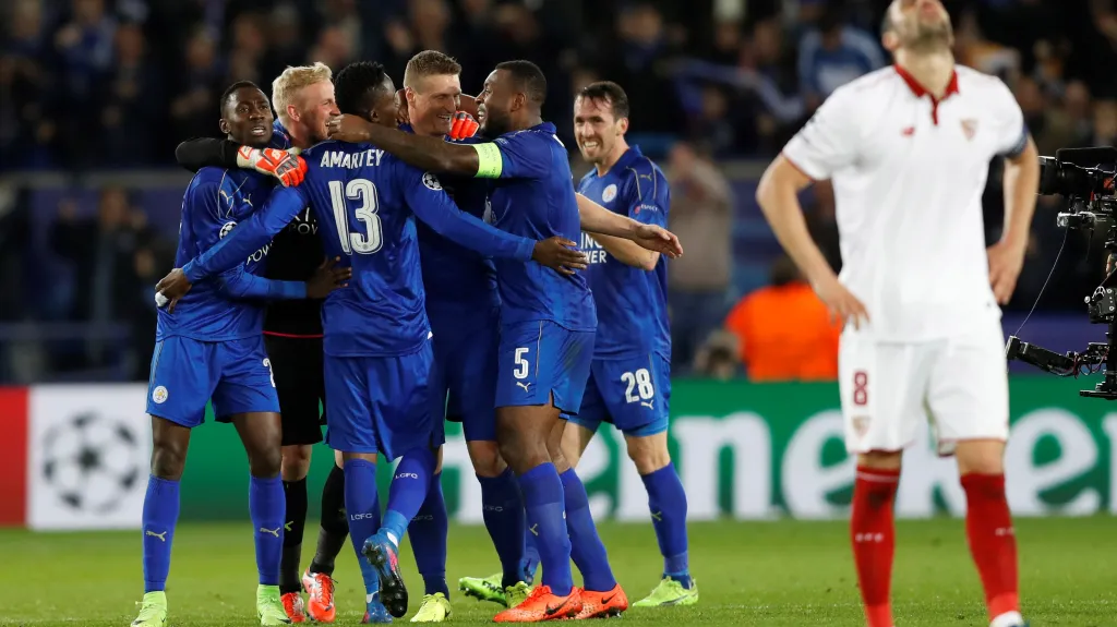Fotbalisté Leicesteru City se radují z postupu do čtvrtfinále Ligy mistrů
