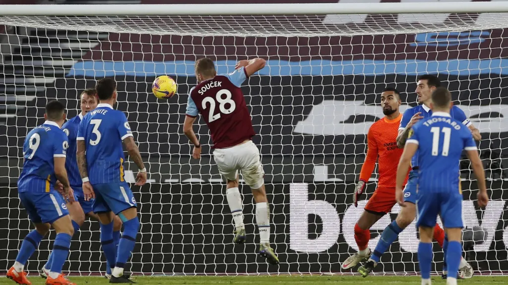 Tomáš Souček z West Hamu skóruje do sítě Brightonu