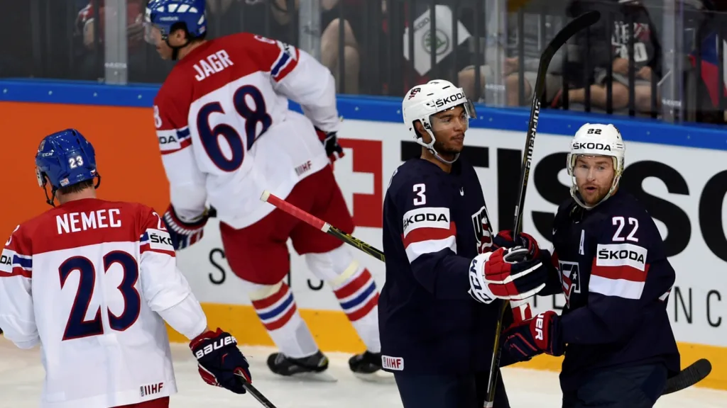 Trevor Lewis se raduje z branky do české sítě