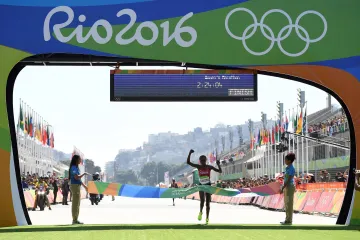 Keňanka Jemima Sumgongová v cíli olympijského maratonu