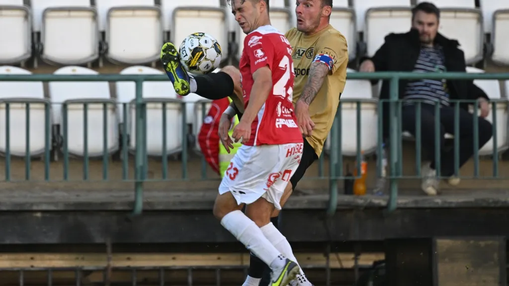 Brněnský Jakub Řezníček v souboji s Bernardo Rosou z Pardubic