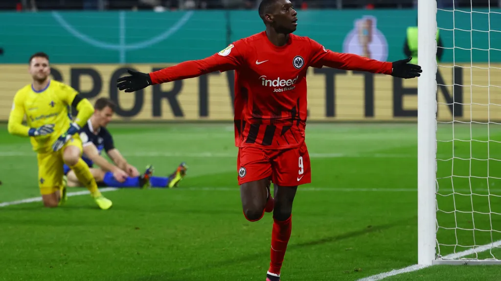 Randal Kolo Muani se raduje z gólu v dresu Frankfurtu