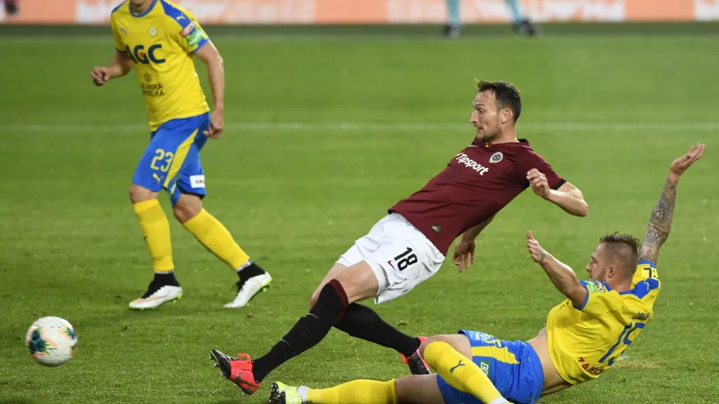 Sparťan Libor Kozák střílí gól v utkání proti Teplicím