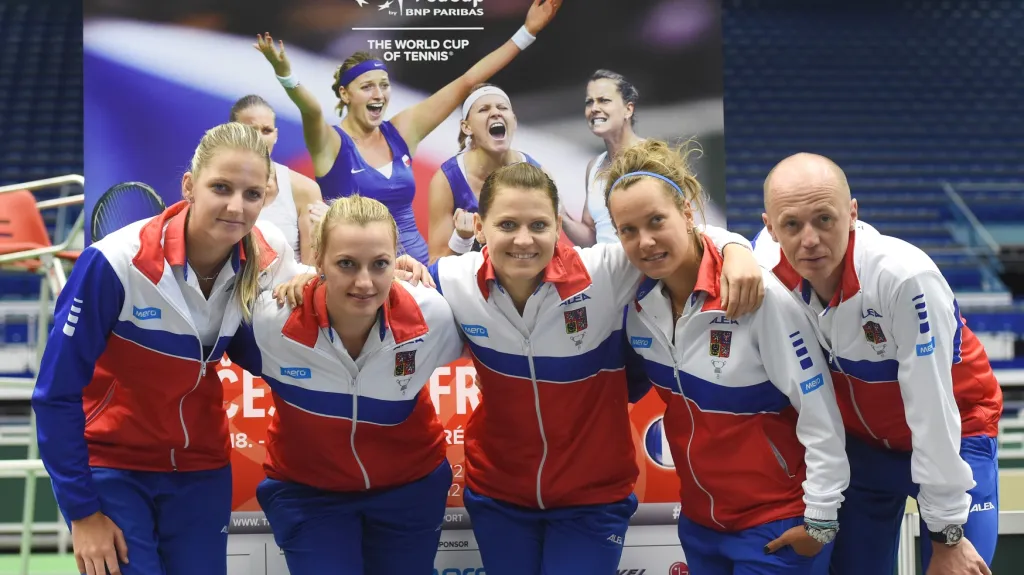 Zleva Karolína Plíšková, Petra Kvitová, Lucie Šafářová, Barbora Strýcová a nehrající kapitán Petr Pála na srazu