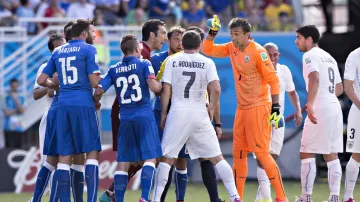 Rozhodčí Marcus Rodriguez po odpískání červené karty Italu Marchisiovi