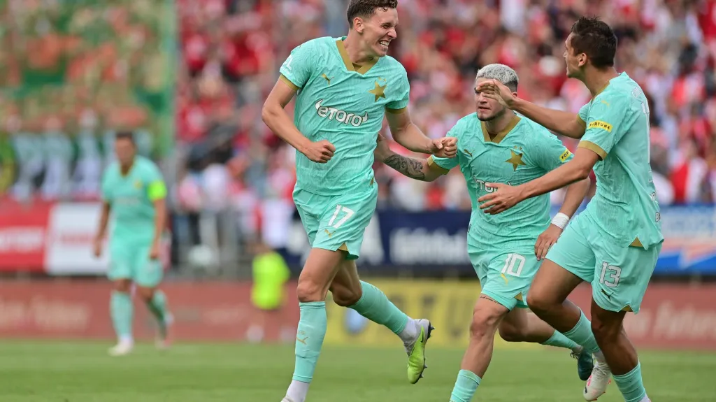 Slávisté oslavují vstřelenou branku