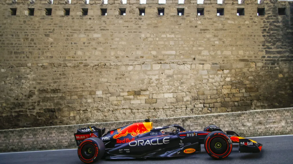 Max Verstappen si v Baku upevnil vedení