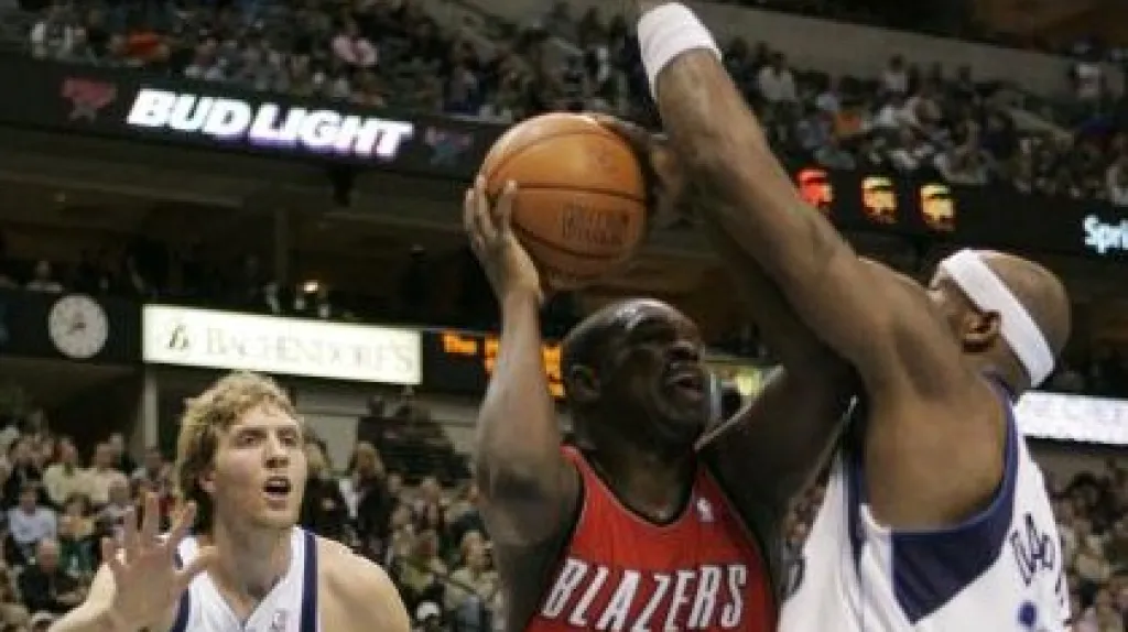 Hráč Dallasu Erick Dampier (vpravo) se snaží zblokovat hráče Portlandu Zach Randolph.