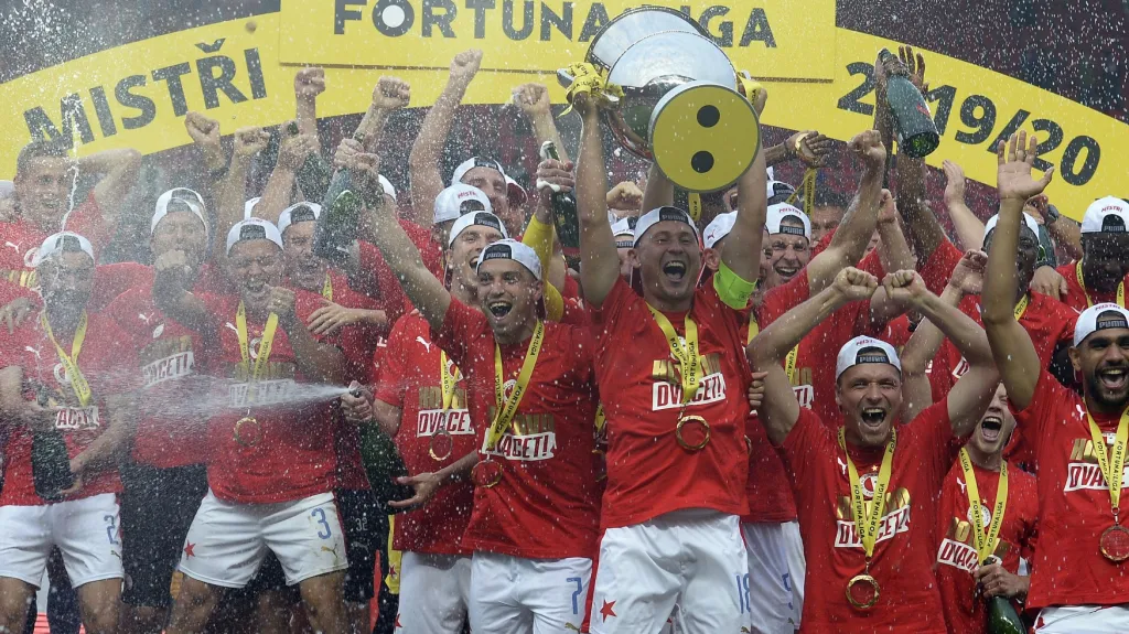 Kapitán Slavie Jan Bořil zvedá nad hlavu pohár pro mistra ligy