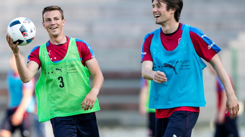 Vladimír Darida (vlevo) a Tomáš Rosický na tréninku české reprezentace