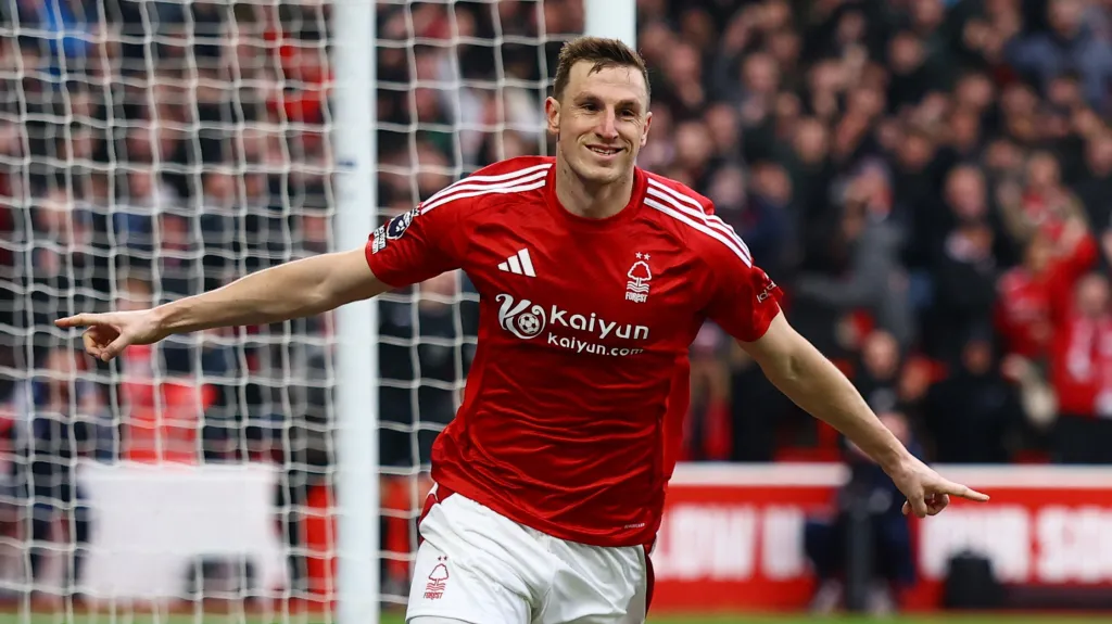 Chris Wood z Nottinghamu slaví třetí gól v brance Brightonu