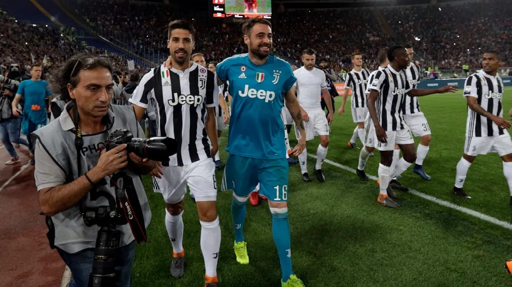 Carlo Pinsoglio (vpravo) slaví zisk titulu Juventusu