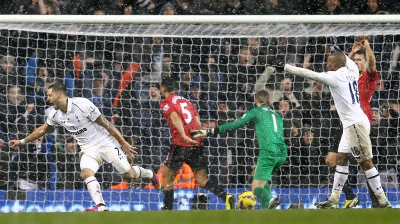 Clint Dempsey slaví gól v síti Manchesteru United