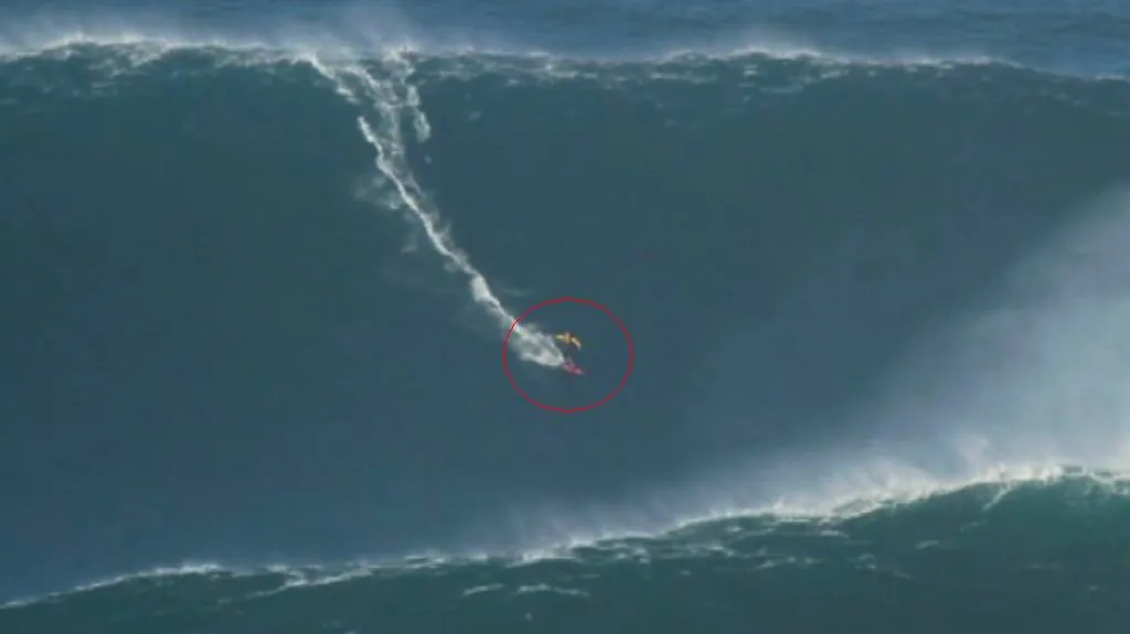 Surfař McNamara zdolává třicetimetrovou vlnu