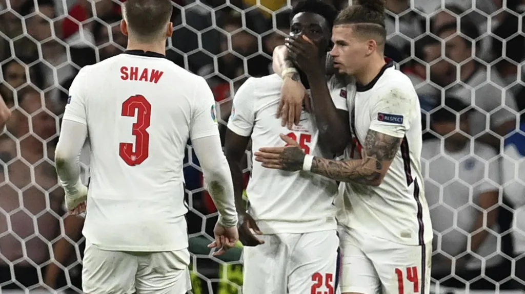 Spoluhráči utěšují zklamaného Bukaya Saku