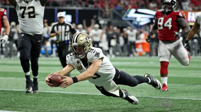 Drew Brees skóruje proti Atlantě