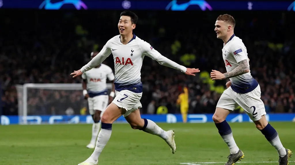 Son slaví se spoluhráči gól v síti Manchesteru City