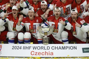 Čeští hokejisté s trofejí pro vítěze mistrovství světa
