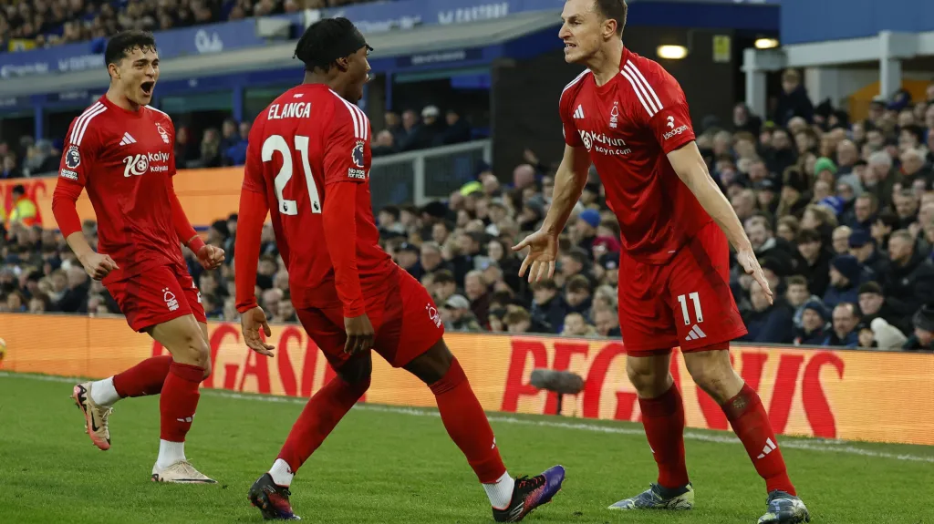 Fotbalisté Nottinghamu oslavují gól v Premier League