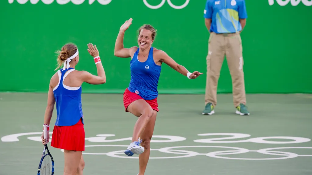 Bronzová radost v Riu. Strýcová a Šafářová slaví zisk medaile