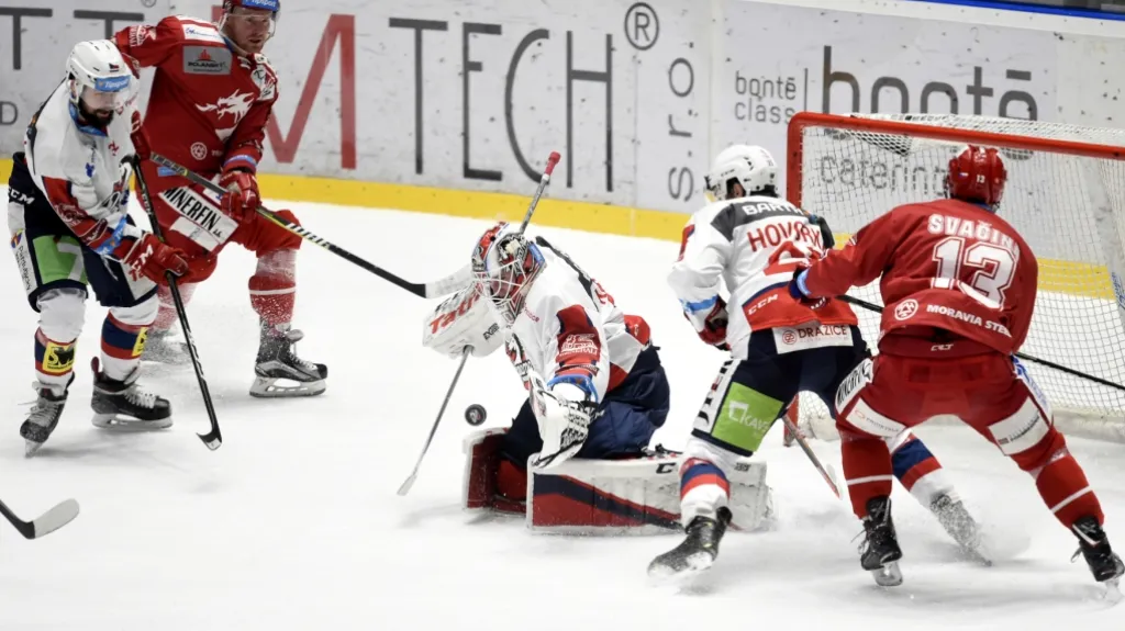 Pardubický brankář Ondřej Kacetl v utkání proti Třinci