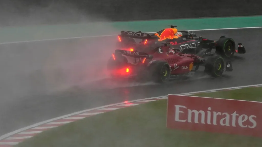 Max Verstappen a Charles Leclerc v nevlídném japonském počasí