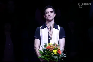 Medailový ceremoniál po závodu krasobruslařů