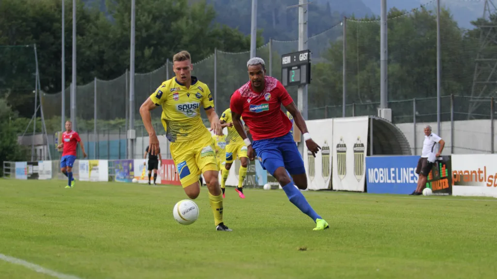 Plzeňský Jean-David Beauguel v utkání se St. Pöltenem