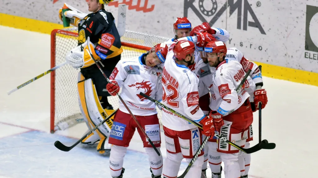 Hokejisté Třince se radují z gólu v síti Litvínova