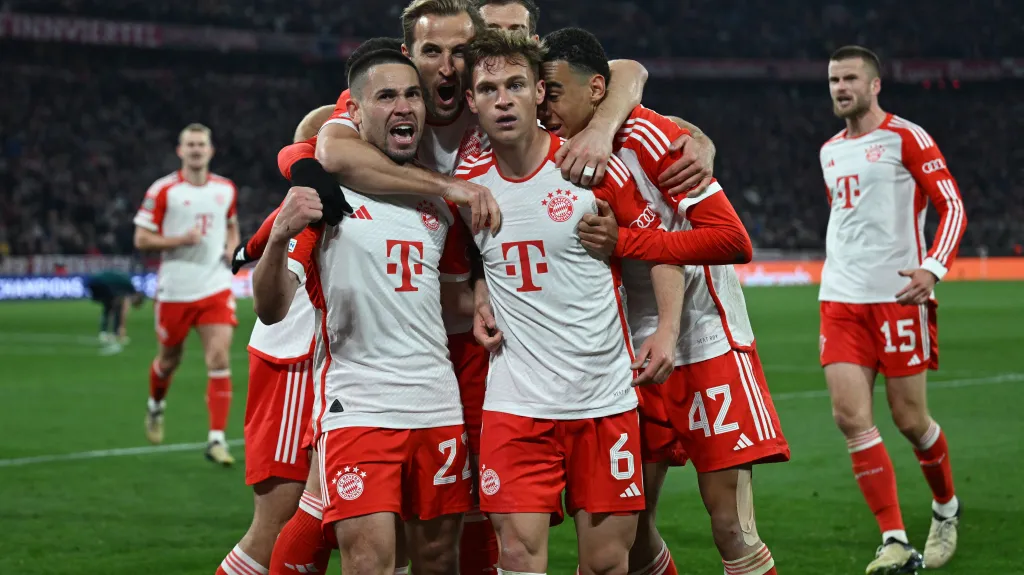 Fotbalisté Bayernu Mnichov slaví v utkání proti Arsenalu