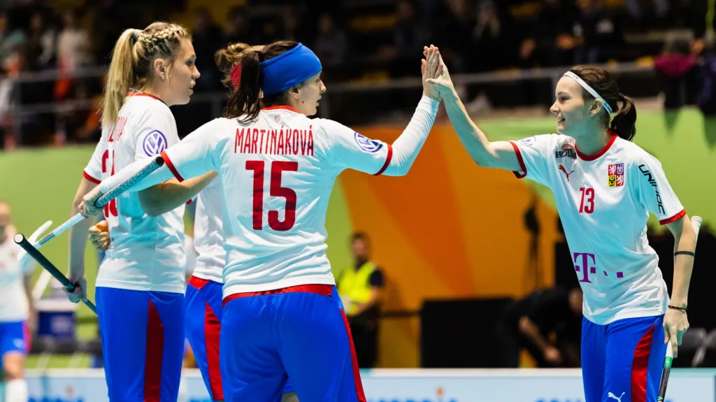 České florbalistky se radují z gólu