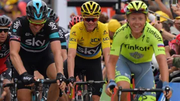 Chris Froome ve žlutém dojíždí do cíle etapy na Tour de France
