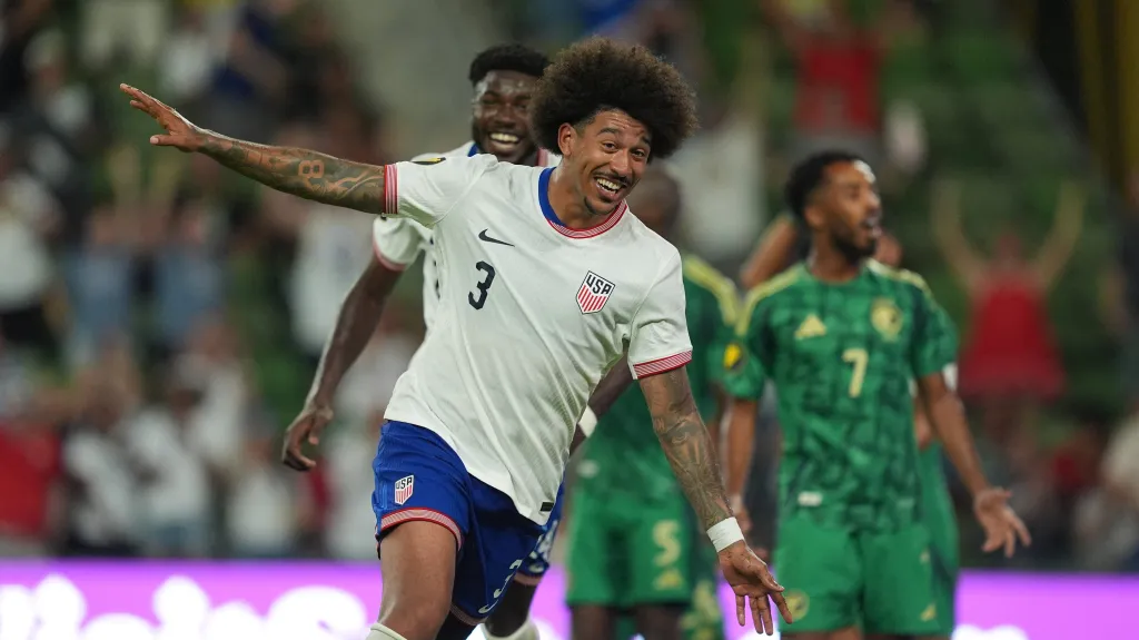 Chris Richards slaví gól v síti Saúdské Arábie