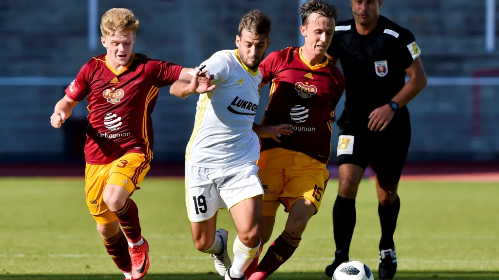 Pablo Podio se Zlína se snaží uniknout hráčům Dukly Praha