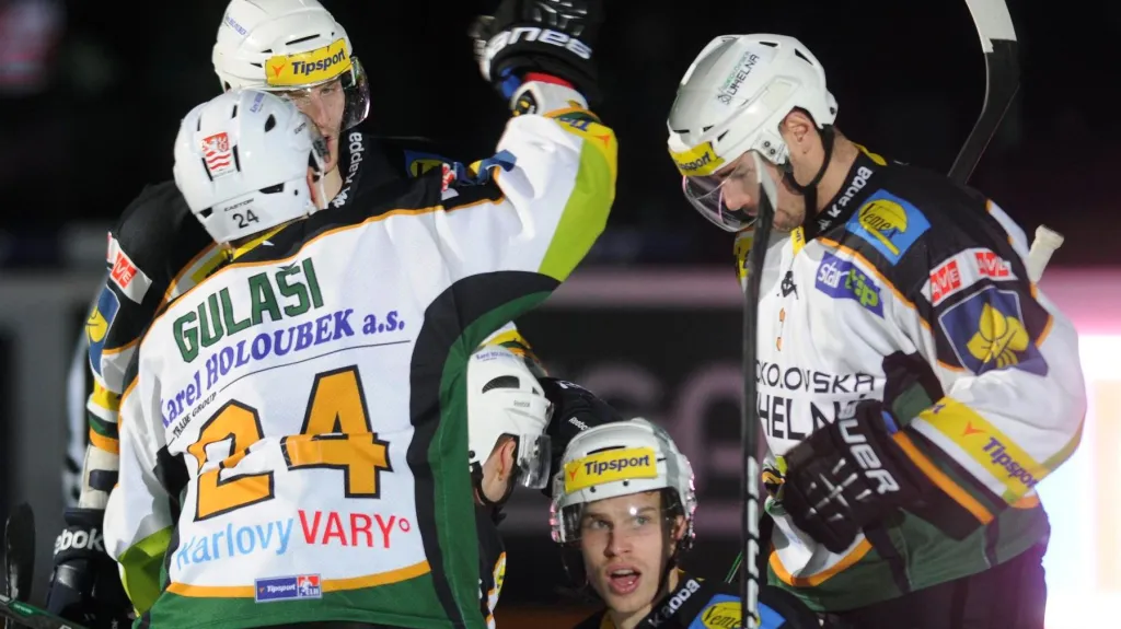Radost karlovarských hráčů po čtvrtém a vítězném gólu